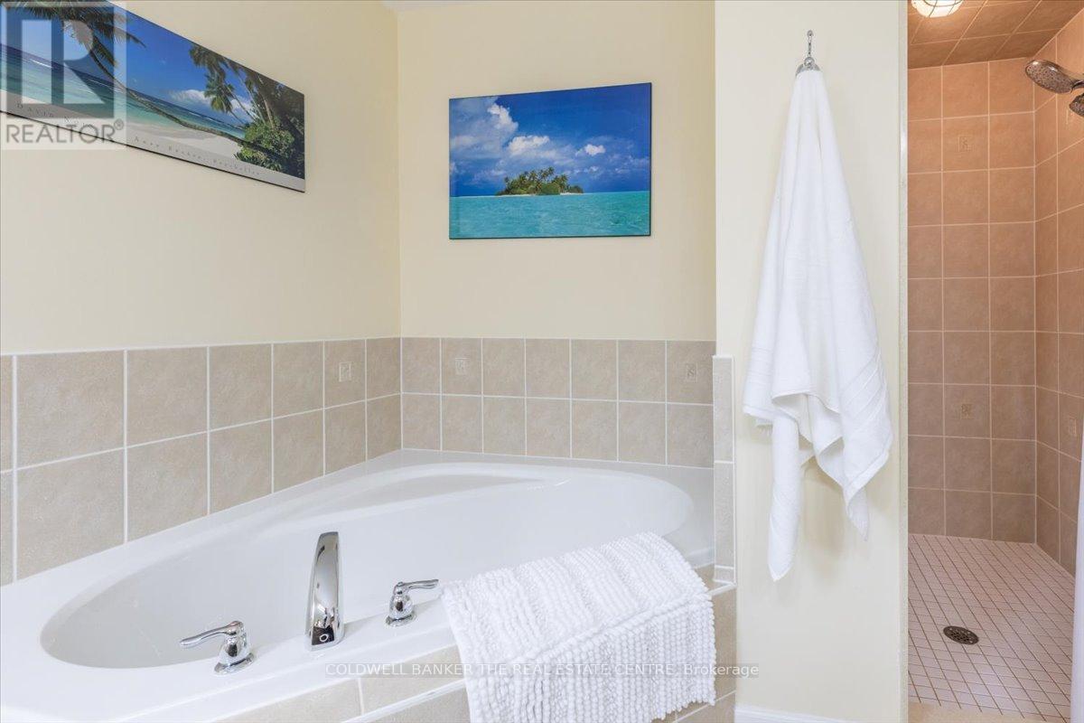 Photo 2 of 114 Laurendale Avenue, Georgina ON