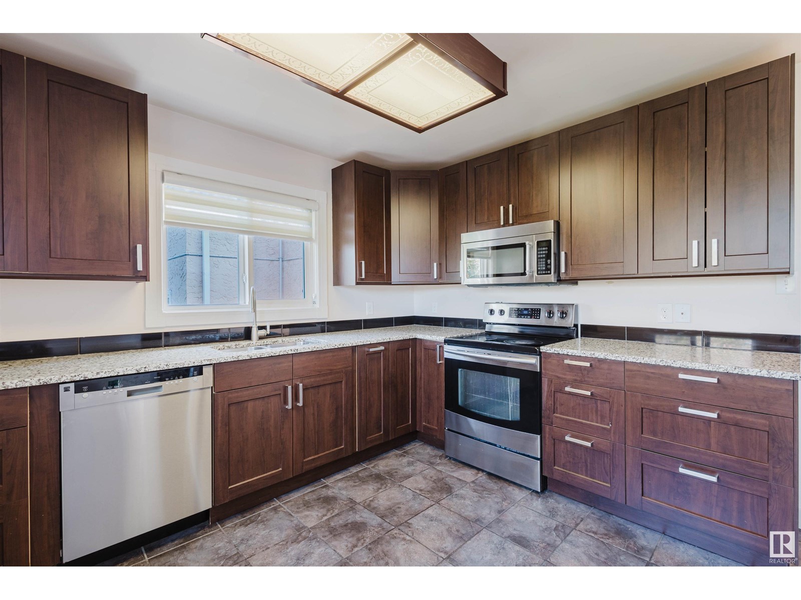 Photo 10 of 1917 108 St Nw, Edmonton AB