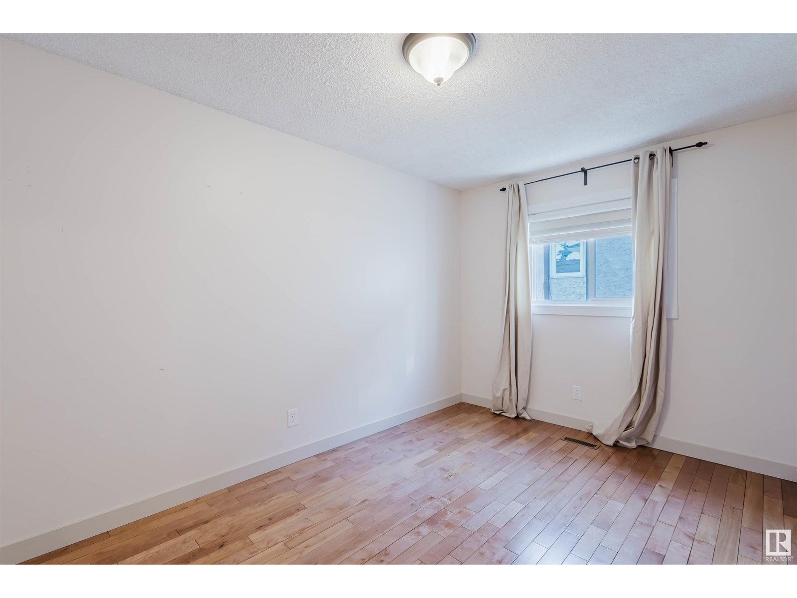 Photo 17 of 1917 108 St Nw, Edmonton AB