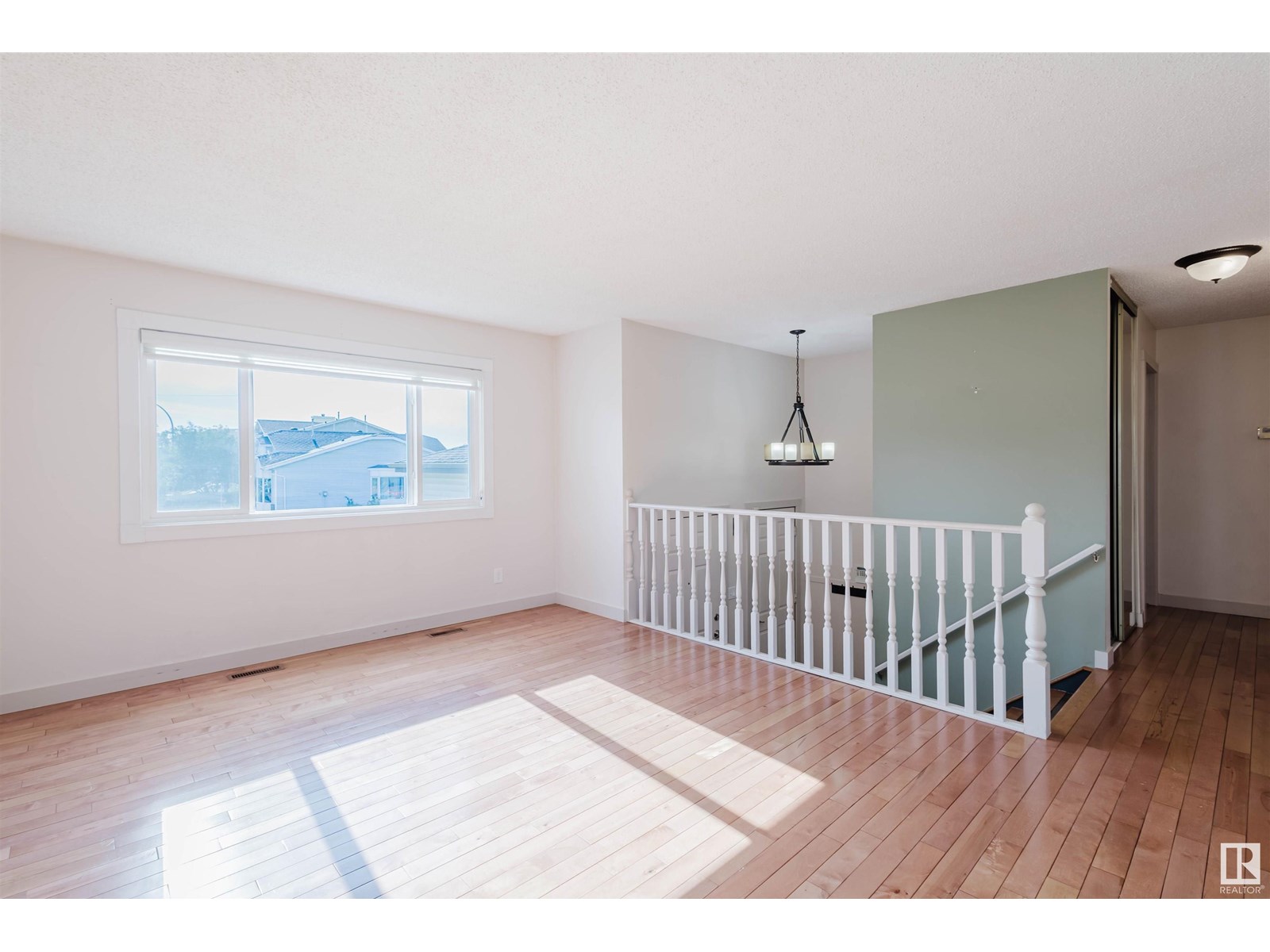 Photo 3 of 1917 108 St Nw, Edmonton AB