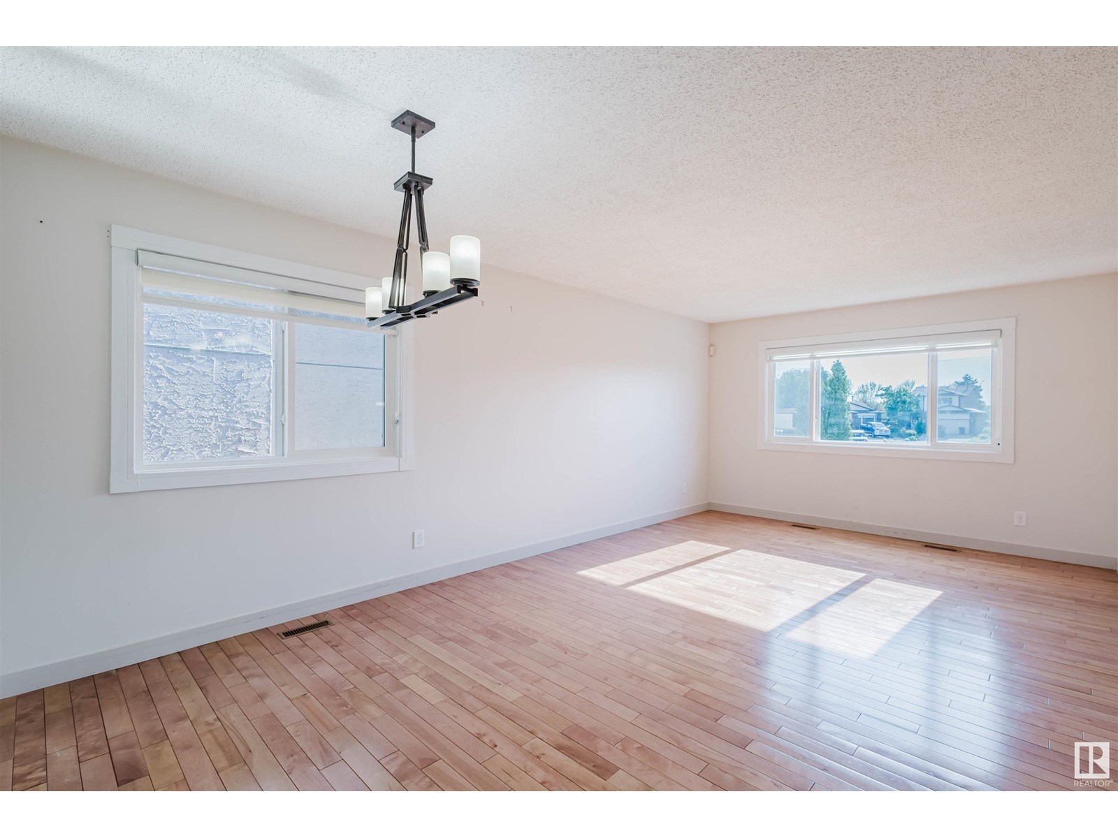 Photo 5 of 1917 108 St Nw, Edmonton AB