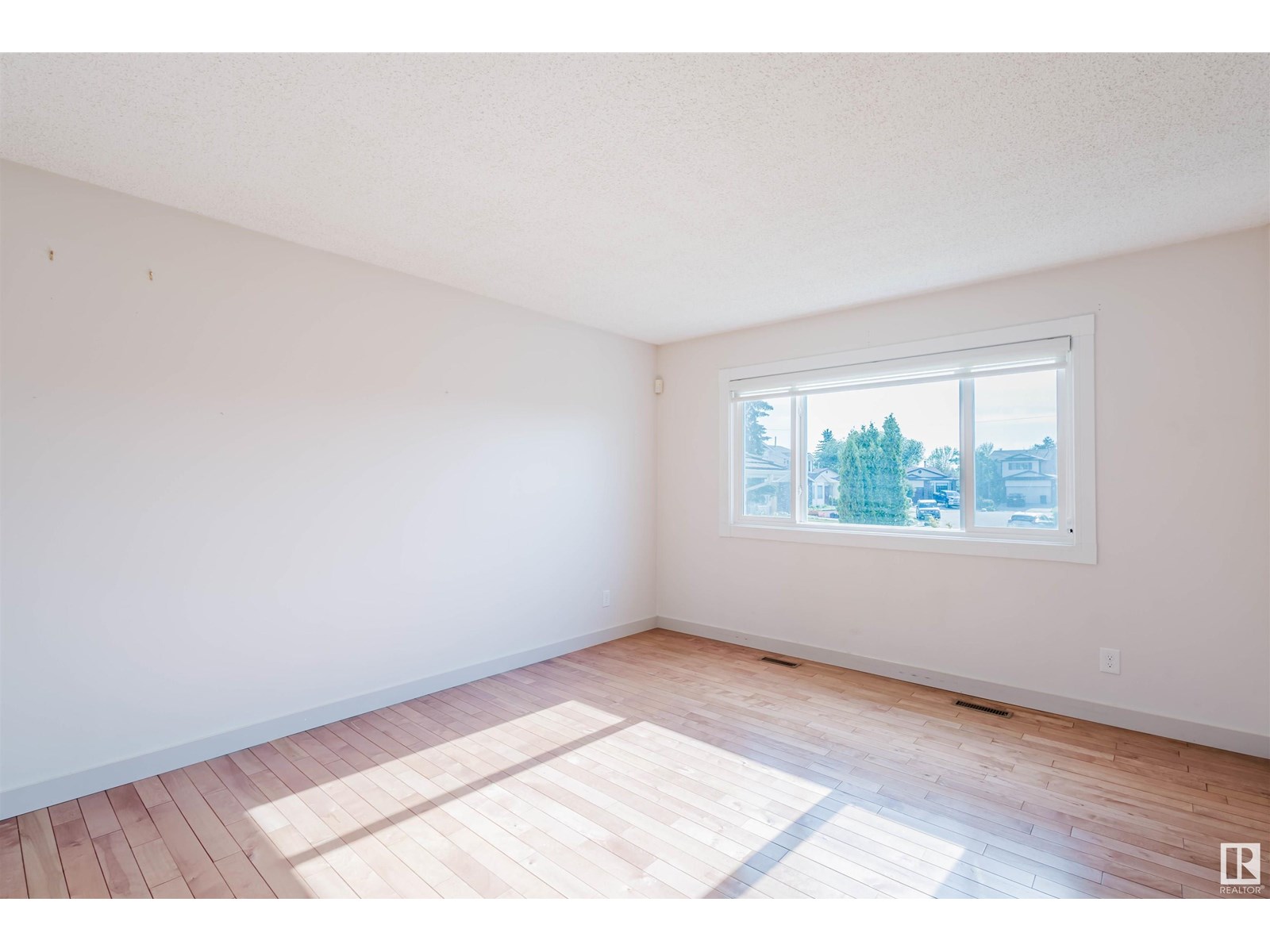 Photo 6 of 1917 108 St Nw, Edmonton AB