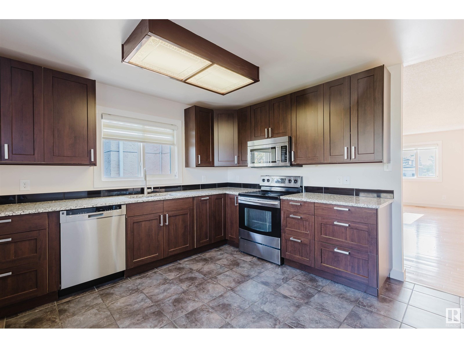 Photo 9 of 1917 108 St Nw, Edmonton AB