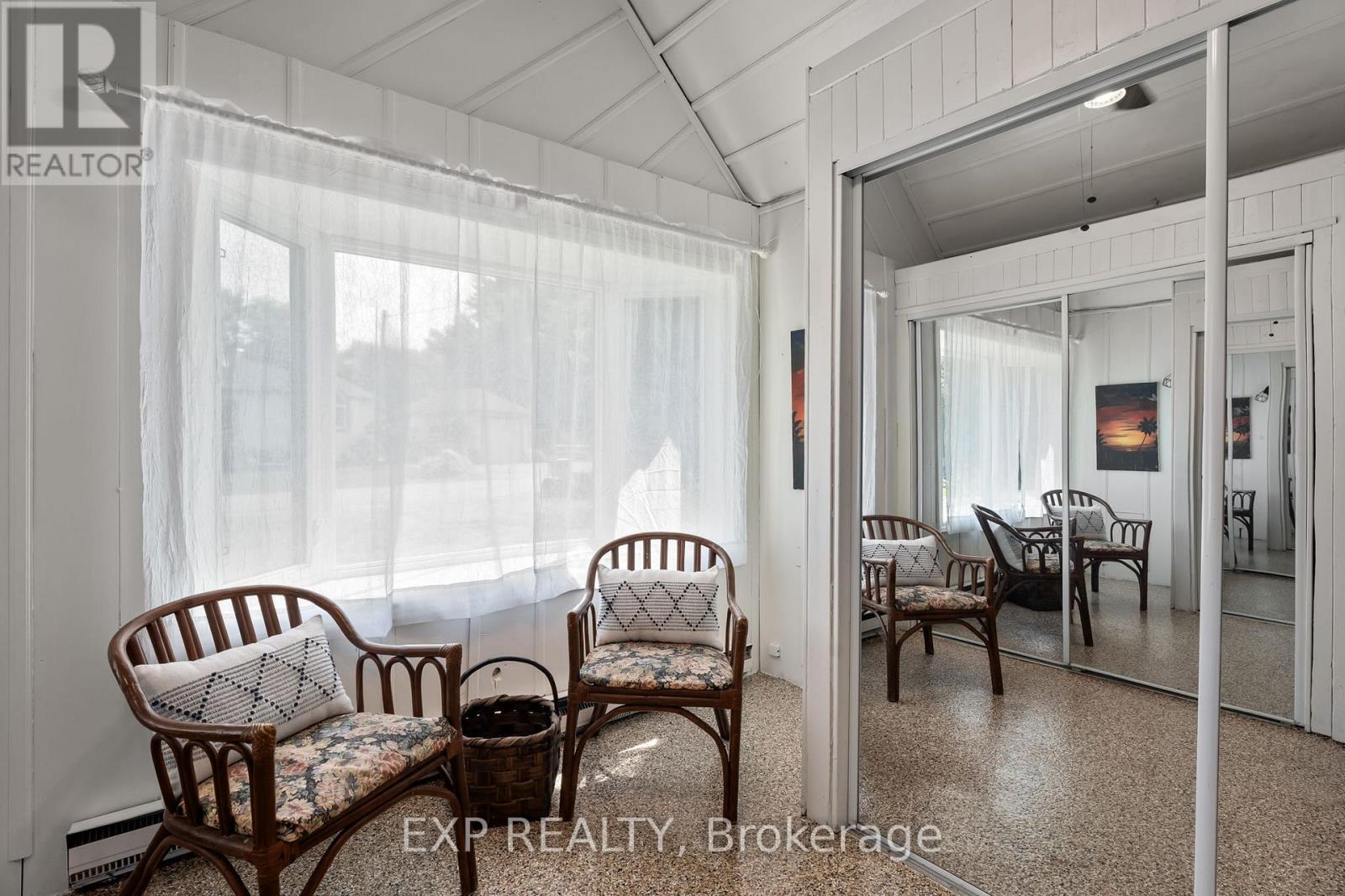 Photo 8 of 21 Lake Drive E, Georgina ON