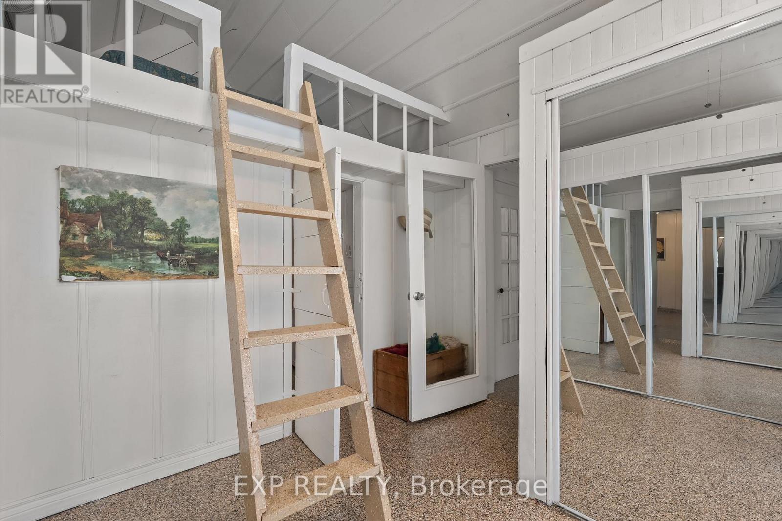 Photo 9 of 21 Lake Drive E, Georgina ON