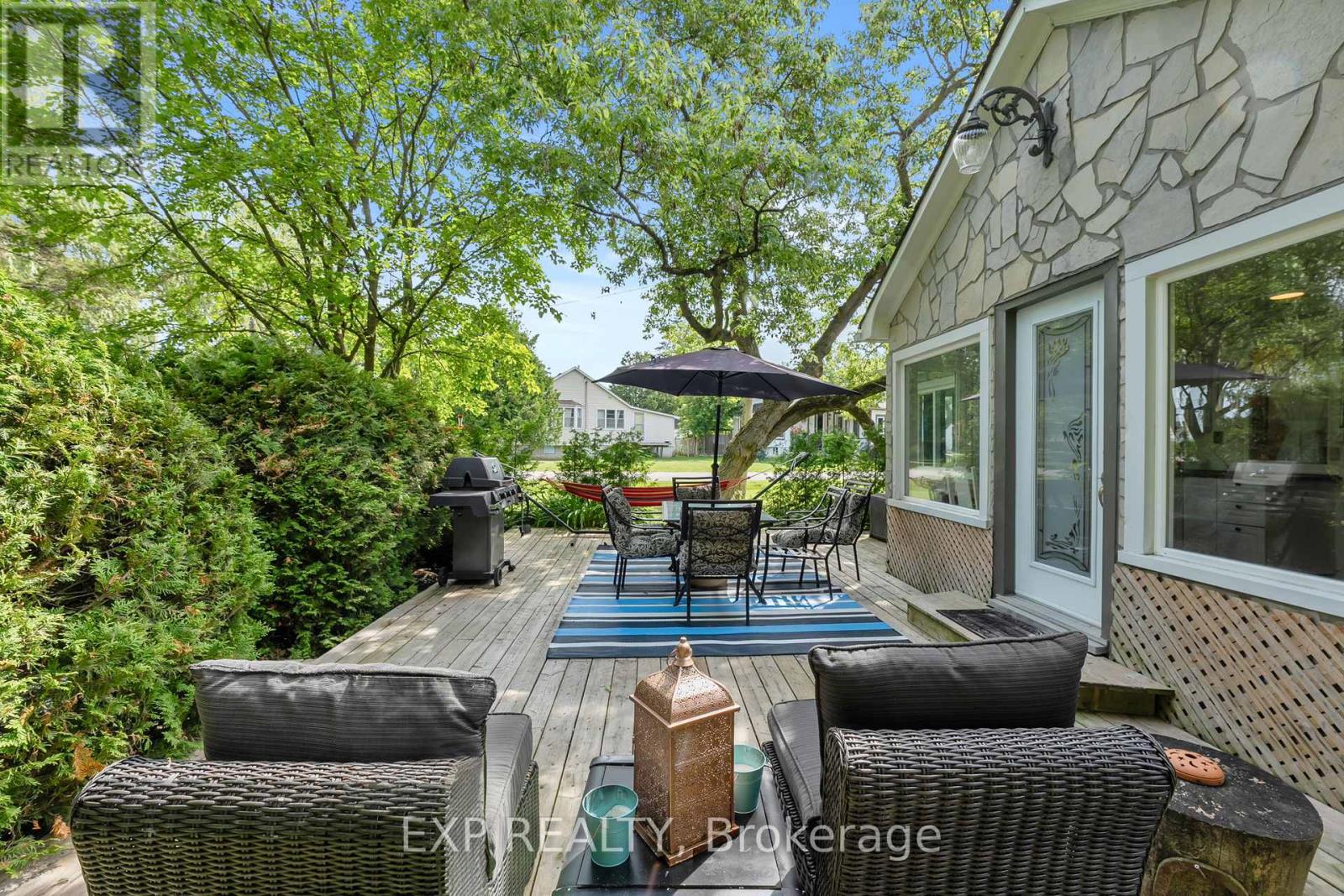 Photo 3 of 21 Lake Drive E, Georgina ON