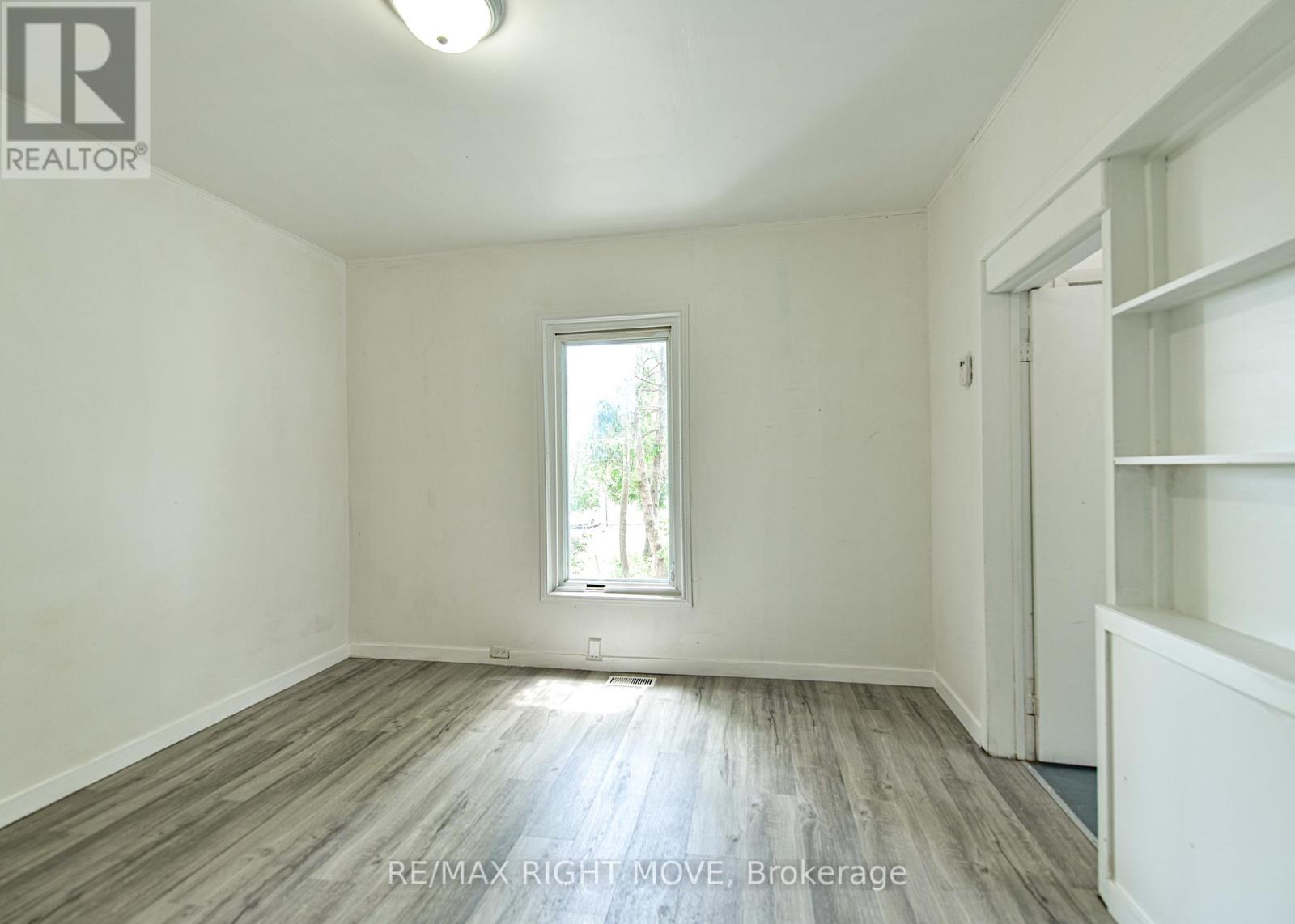 Photo 21 of 50 Albert Street N, Orillia ON