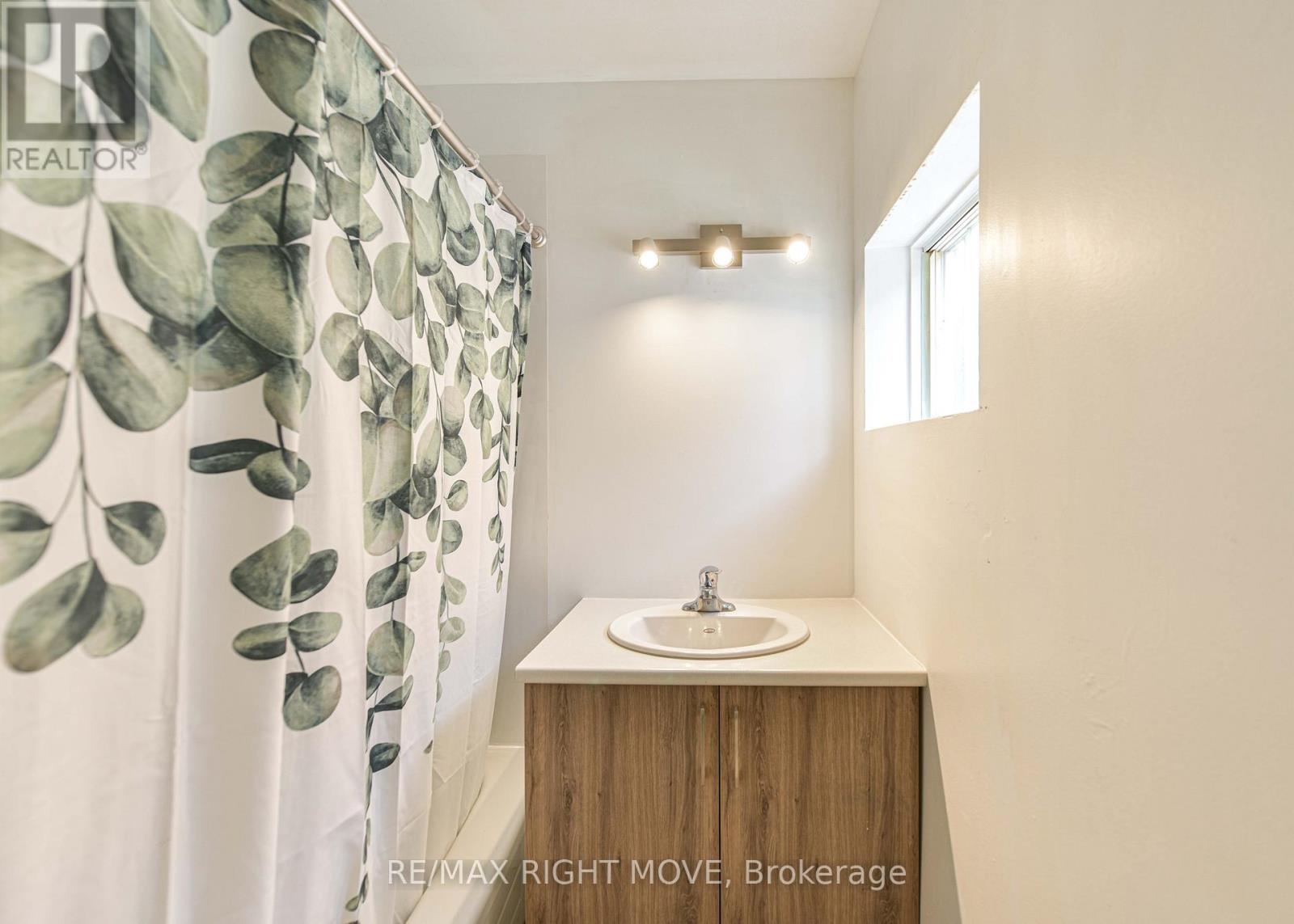 Photo 11 of 50 Albert Street N, Orillia ON