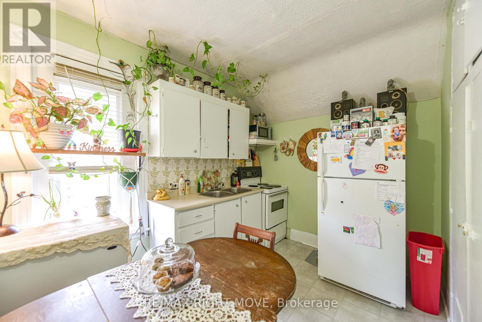 Photo 12 of 50 Albert Street N, Orillia ON