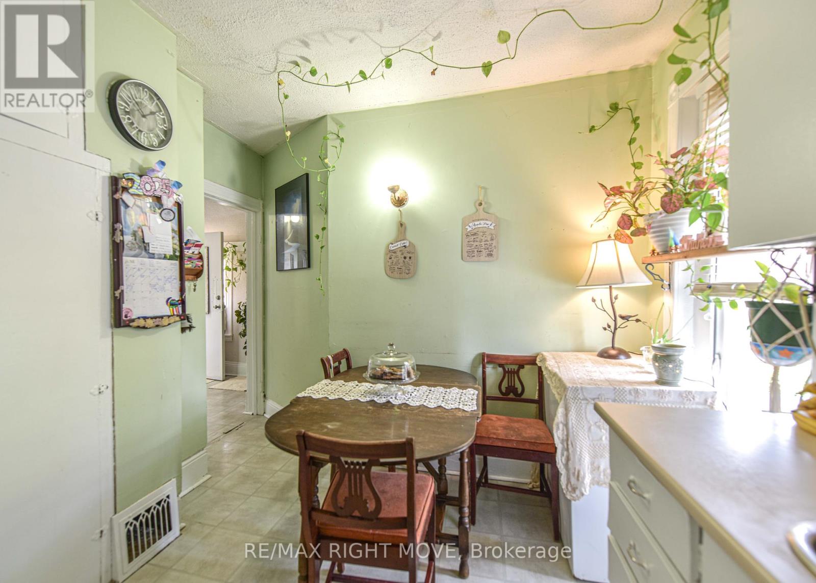 Photo 25 of 50 Albert Street N, Orillia ON
