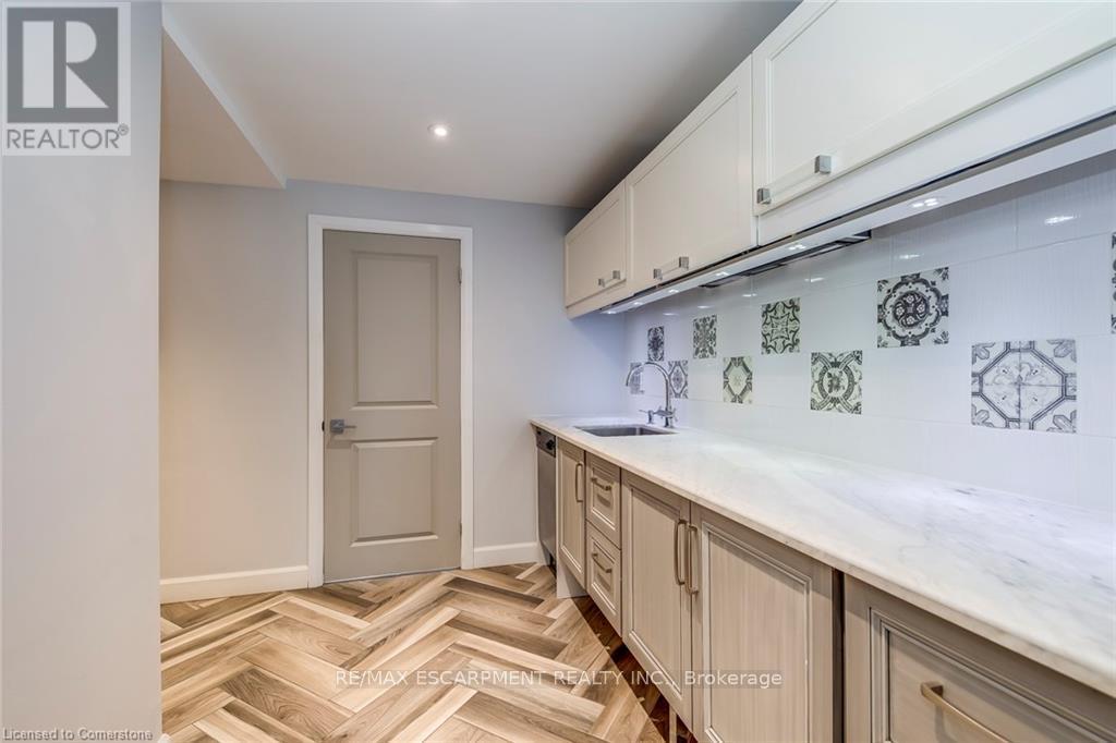 Photo 9 of 4306 Lakeshore Road, Burlington ON