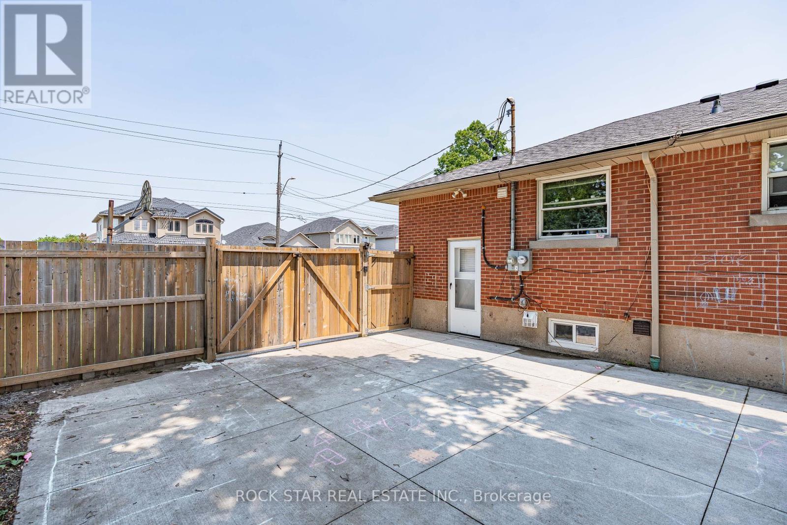 Photo 2 of 768 Tenth Avenue, Hamilton ON