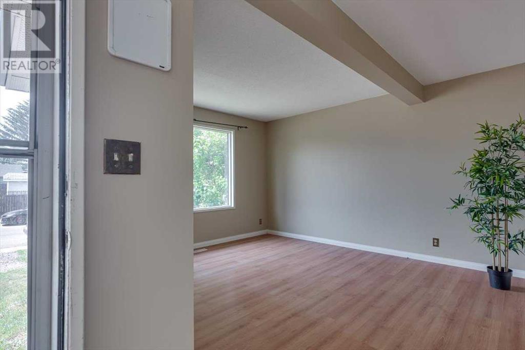Single Family House for Sale in  Good Crescent Glendale Red Deer 