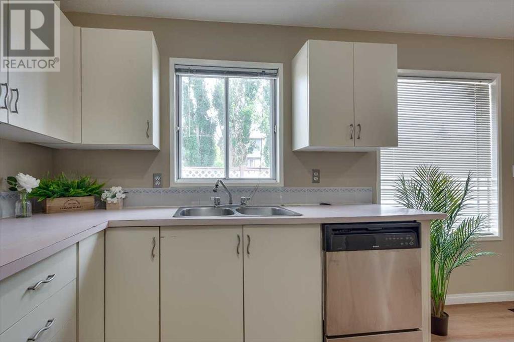 Single Family House for Sale in  Good Crescent Glendale Red Deer 