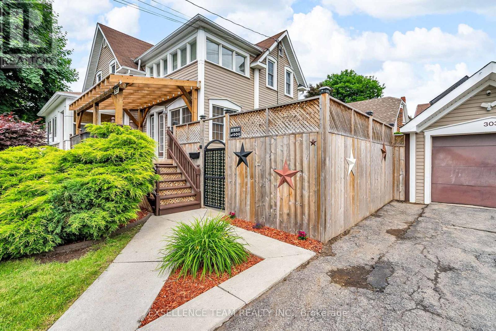 Photo 2 of 303 Fifth Street E, Cornwall ON