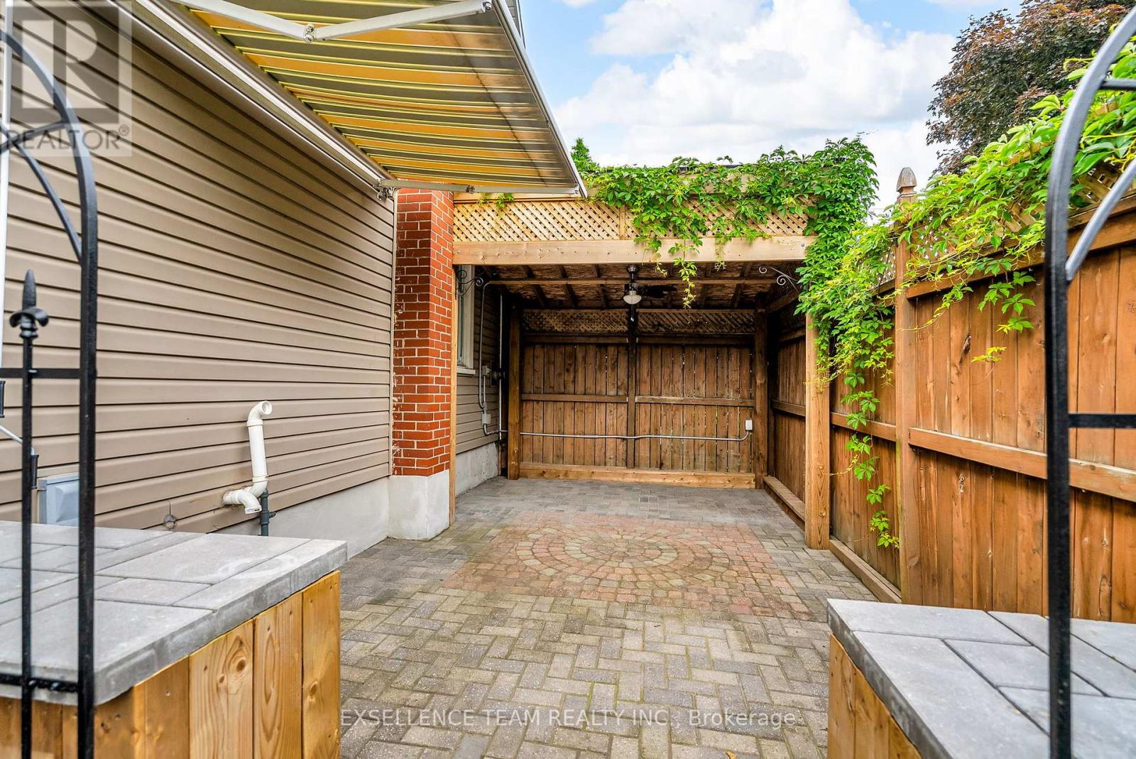 Photo 32 of 303 Fifth Street E, Cornwall ON
