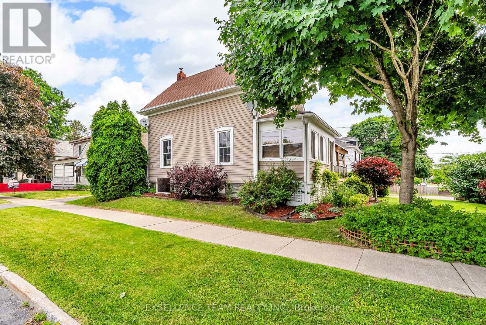 Photo 36 of 303 Fifth Street E, Cornwall ON