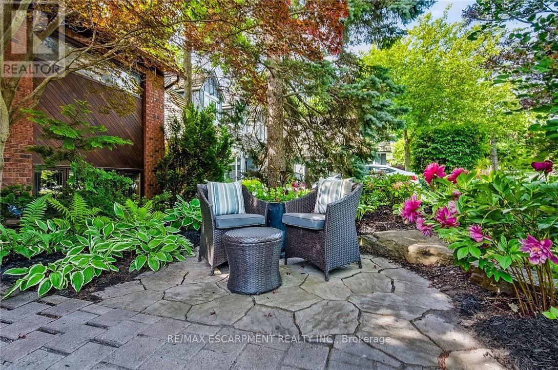 Photo 8 of 1351 Hazelton Boulevard, Burlington ON