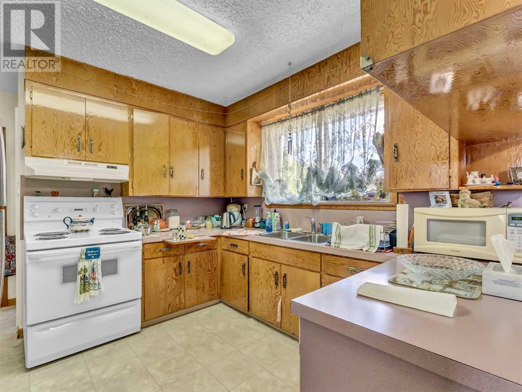 Single Family House Bungalow for Sale in  Connaught Drive SW Connaught Medicine Hat 