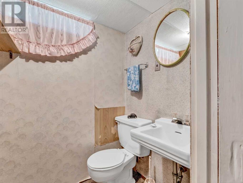 Single Family House Bungalow for Sale in  Connaught Drive SW Connaught Medicine Hat 
