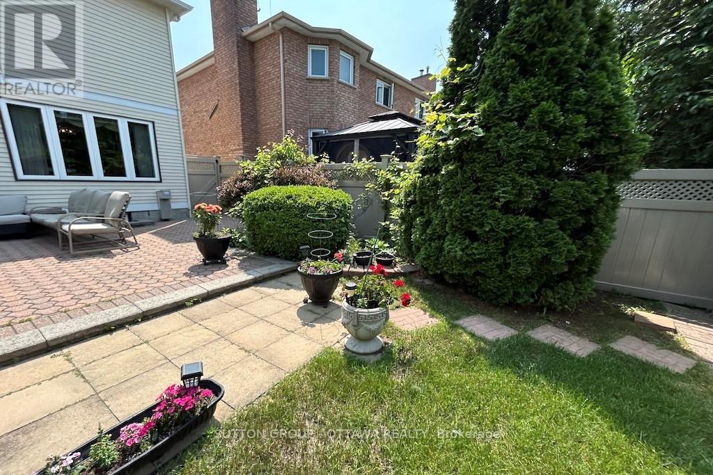 Photo 2 of 32 Cellini Court W, Ottawa ON