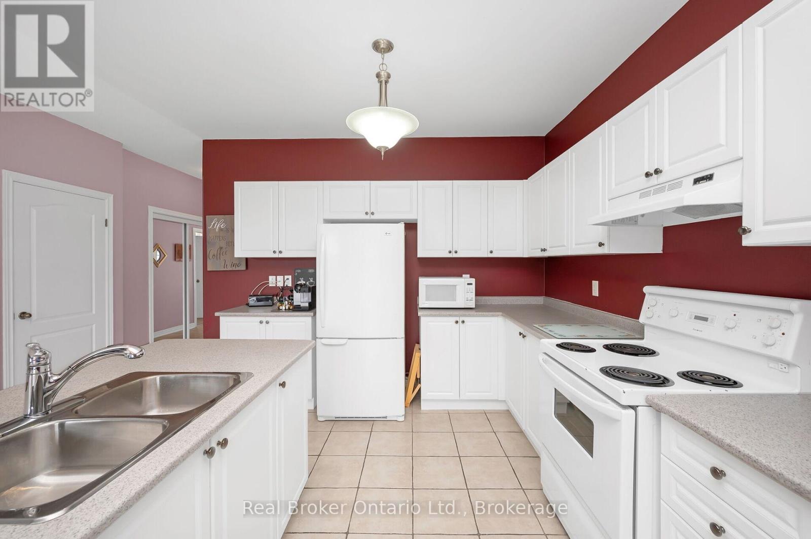Photo 2 of 11 Sidare Court, Grimsby ON