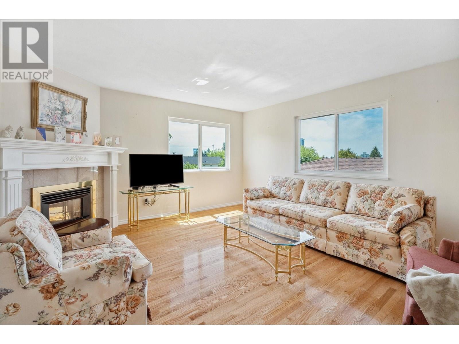 Photo 7 of 722 Foster Avenue, Coquitlam BC