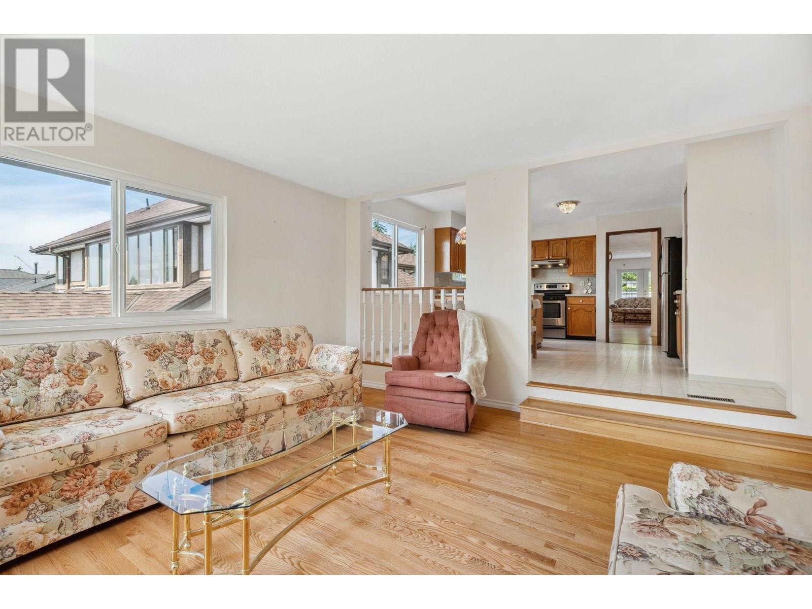 Photo 10 of 722 Foster Avenue, Coquitlam BC