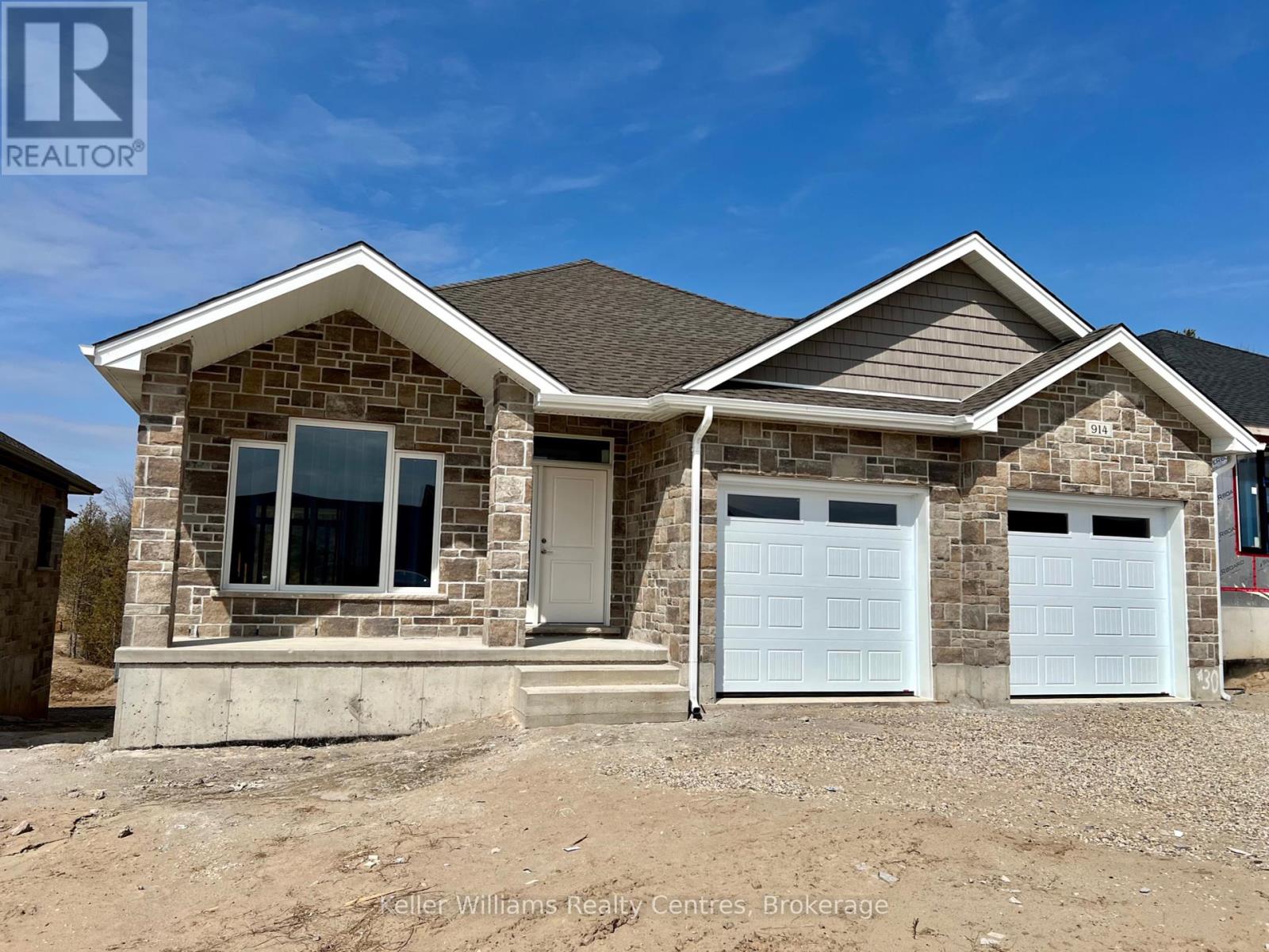 Photo 2 of 914 13 Th Street, Hanover ON