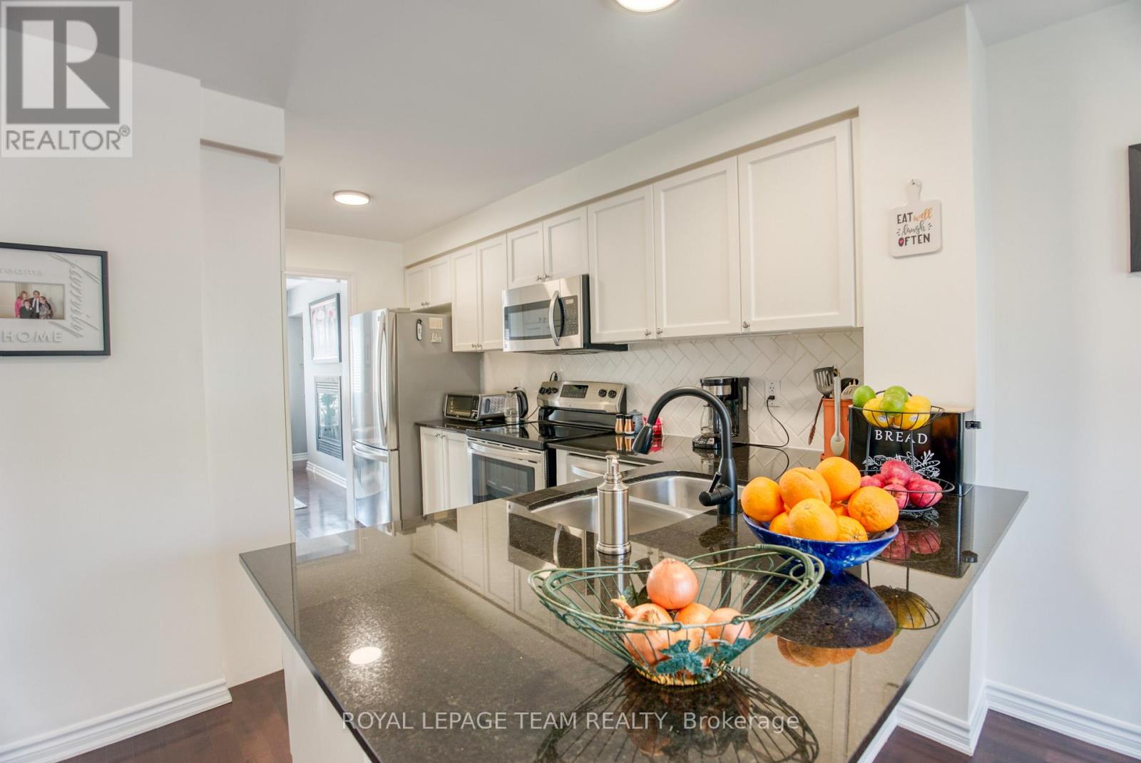 Photo 8 of 422 Coldwater Crescent, Ottawa ON