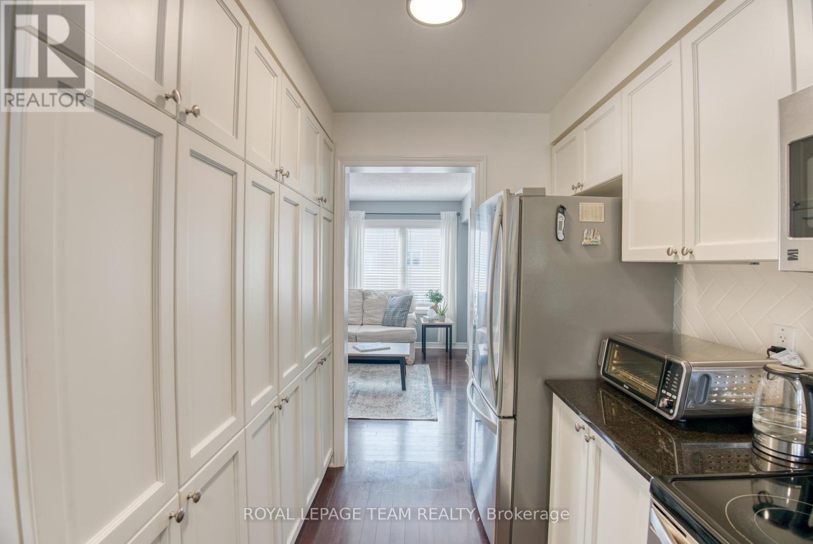 Photo 11 of 422 Coldwater Crescent, Ottawa ON