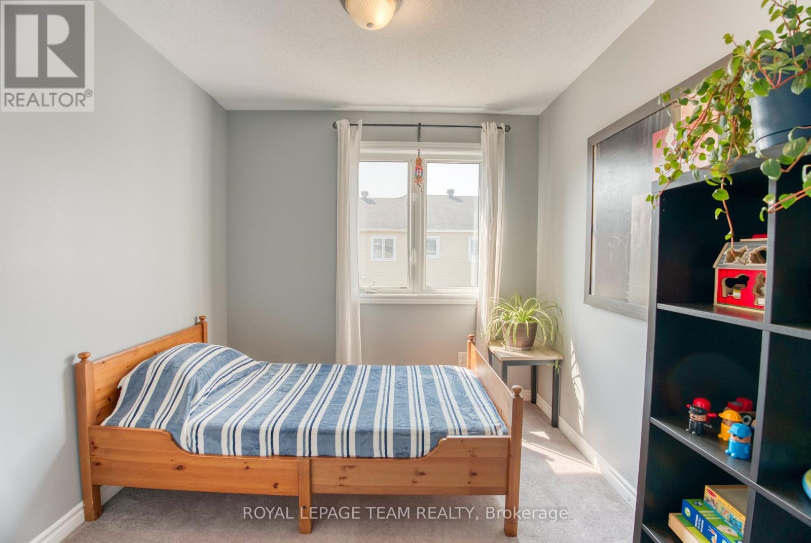 Photo 24 of 422 Coldwater Crescent, Ottawa ON