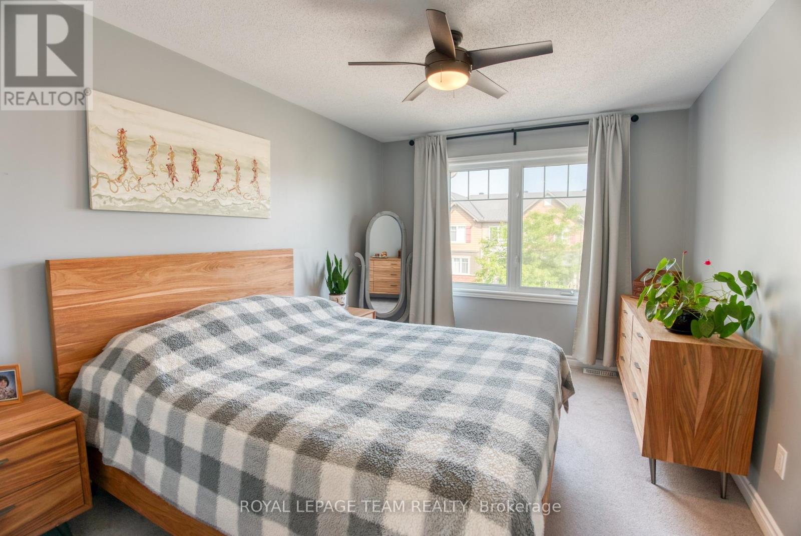 Photo 14 of 422 Coldwater Crescent, Ottawa ON