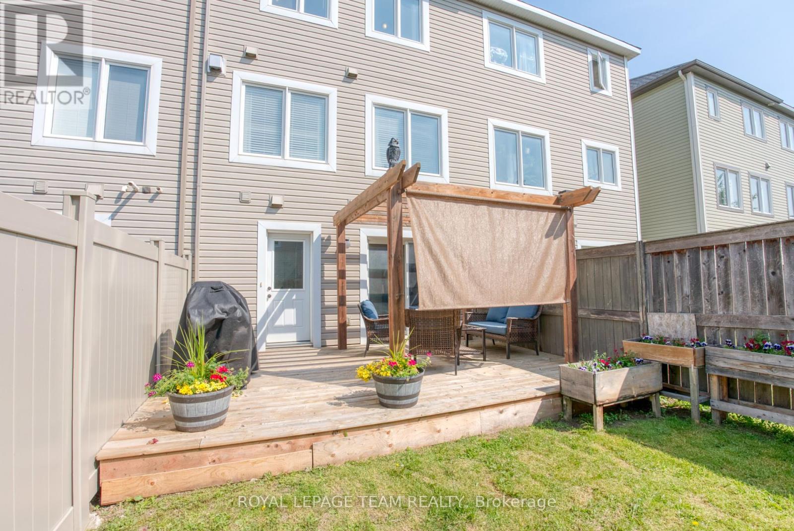 Photo 18 of 422 Coldwater Crescent, Ottawa ON