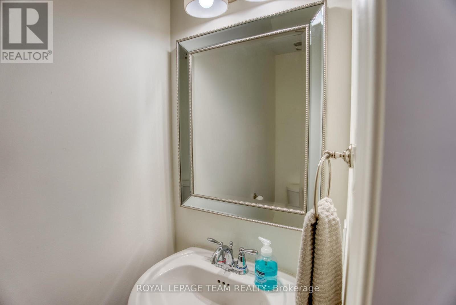Photo 9 of 422 Coldwater Crescent, Ottawa ON