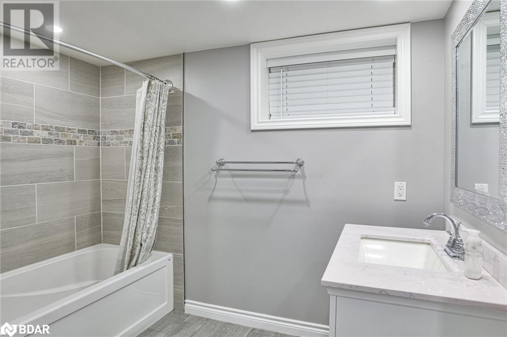 Photo 4 of 105 Wellington Street, Gravenhurst ON