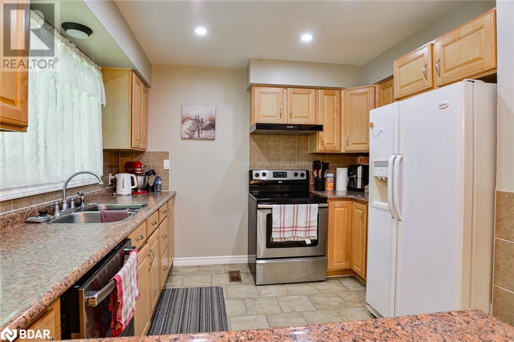 Photo 31 of 105 Wellington Street, Gravenhurst ON