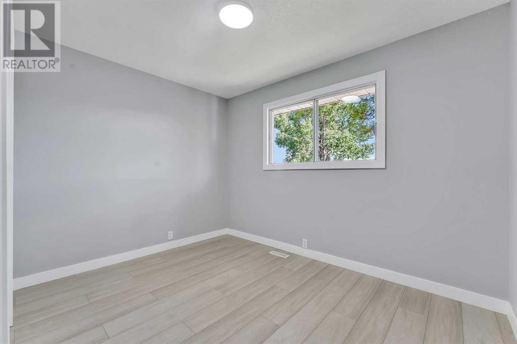 Single Family House Bi-level for Sale in  Templeside Road NE Temple Calgary 