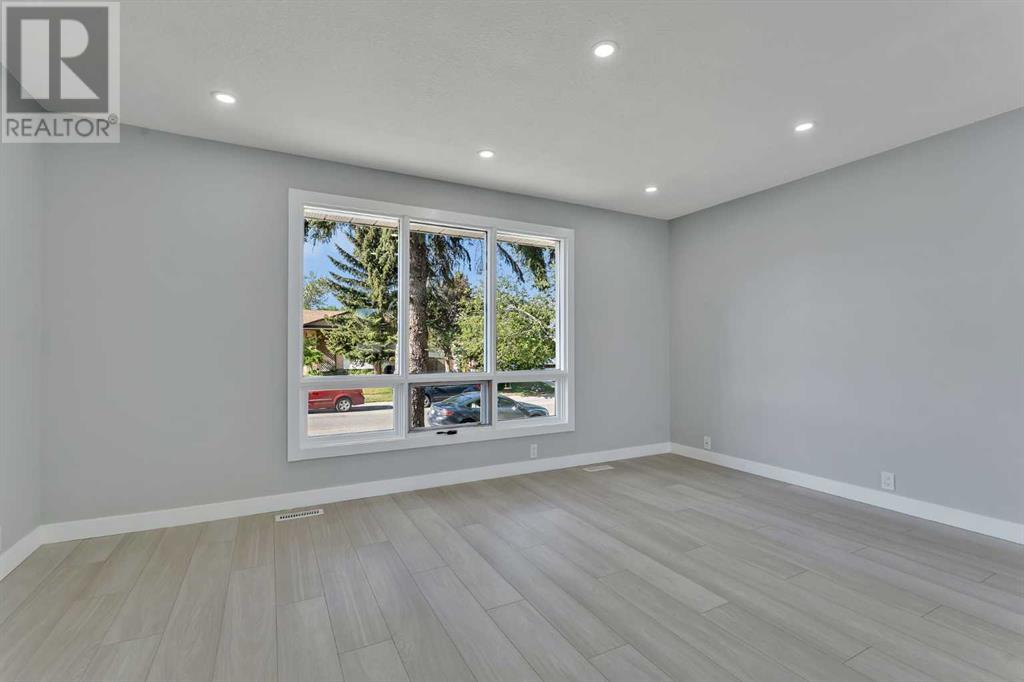 Single Family House Bi-level for Sale in  Templeside Road NE Temple Calgary 