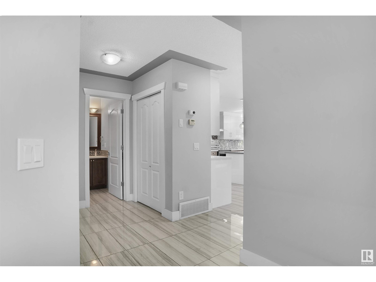 Photo 19 of 3363 16 B Av Nw, Edmonton AB