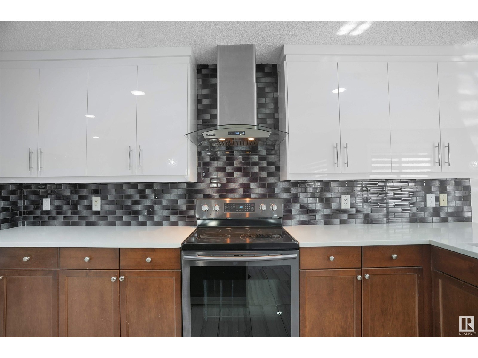 Photo 33 of 3363 16 B Av Nw, Edmonton AB