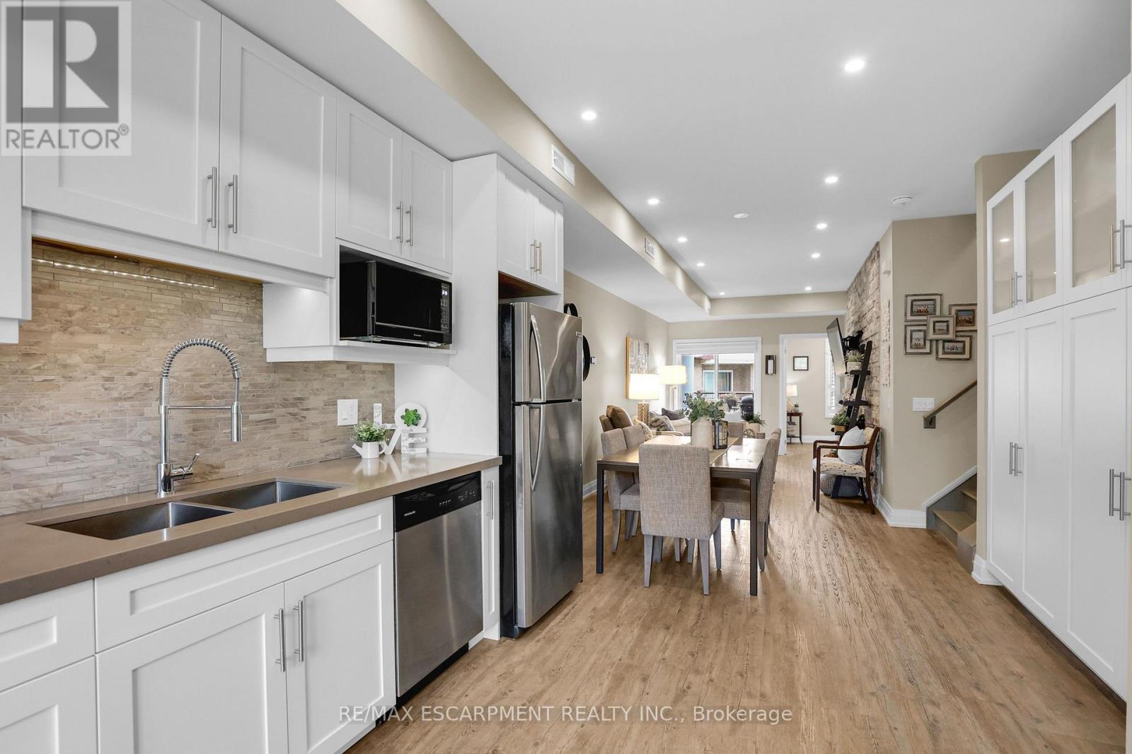 Photo 28 of 4 39 Robinson Street N, Grimsby ON