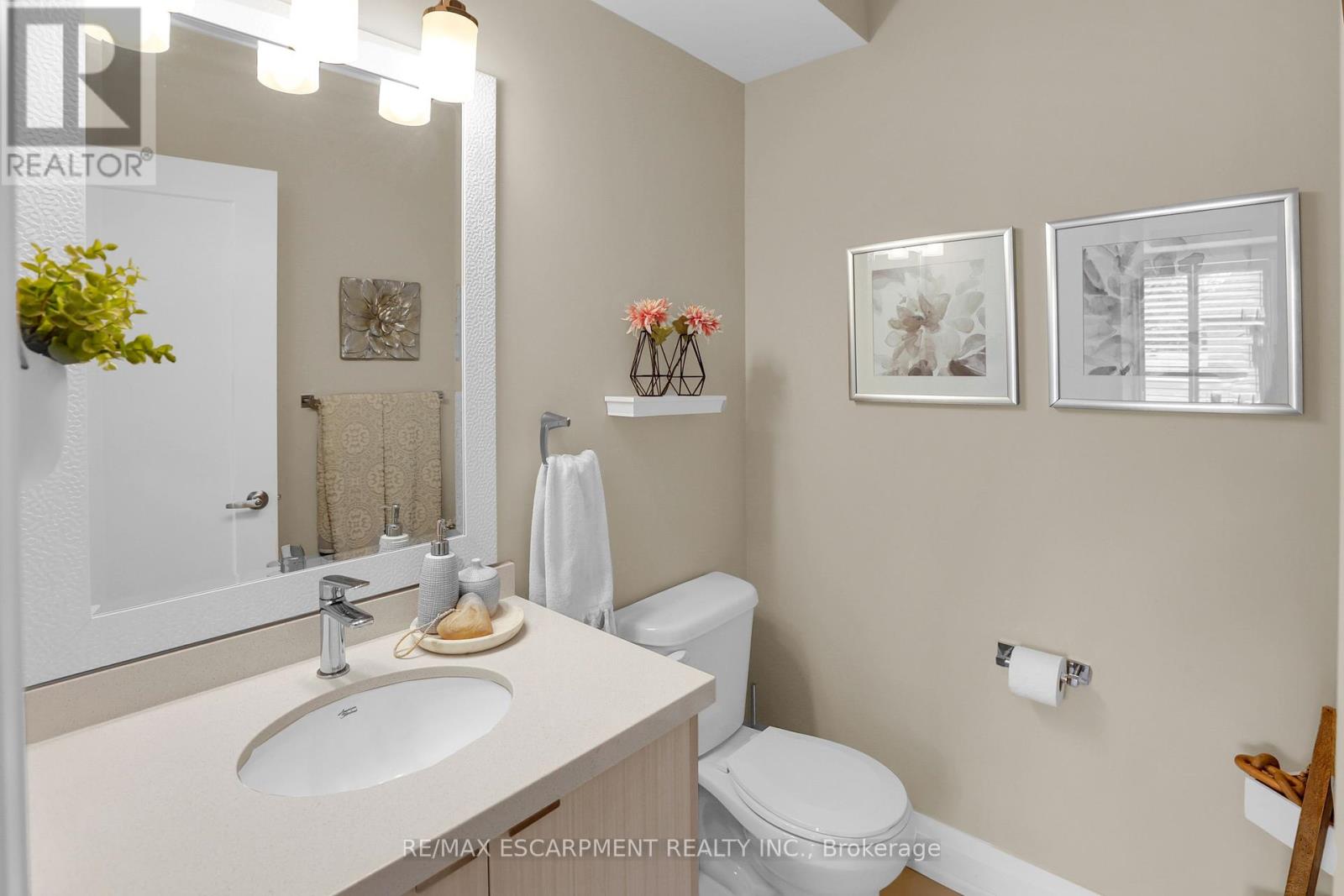 Photo 3 of 4 39 Robinson Street N, Grimsby ON