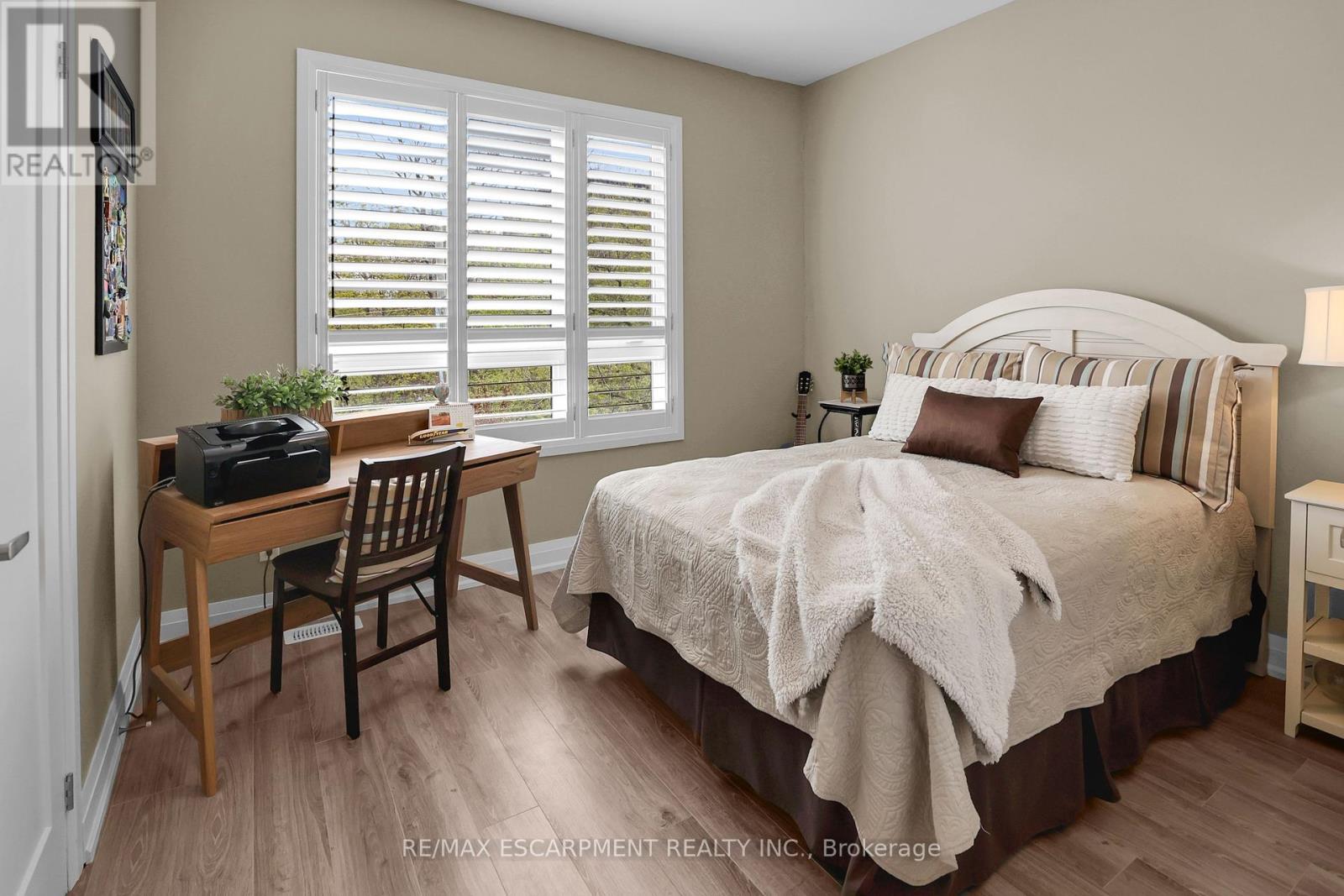 Photo 7 of 4 39 Robinson Street N, Grimsby ON