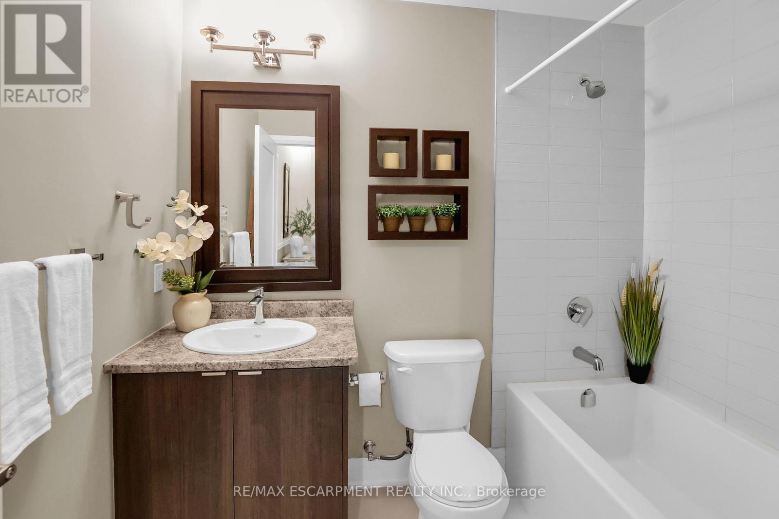 Photo 21 of 4 39 Robinson Street N, Grimsby ON