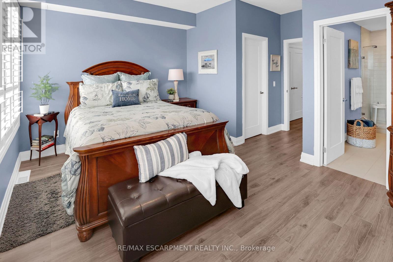 Photo 4 of 4 39 Robinson Street N, Grimsby ON