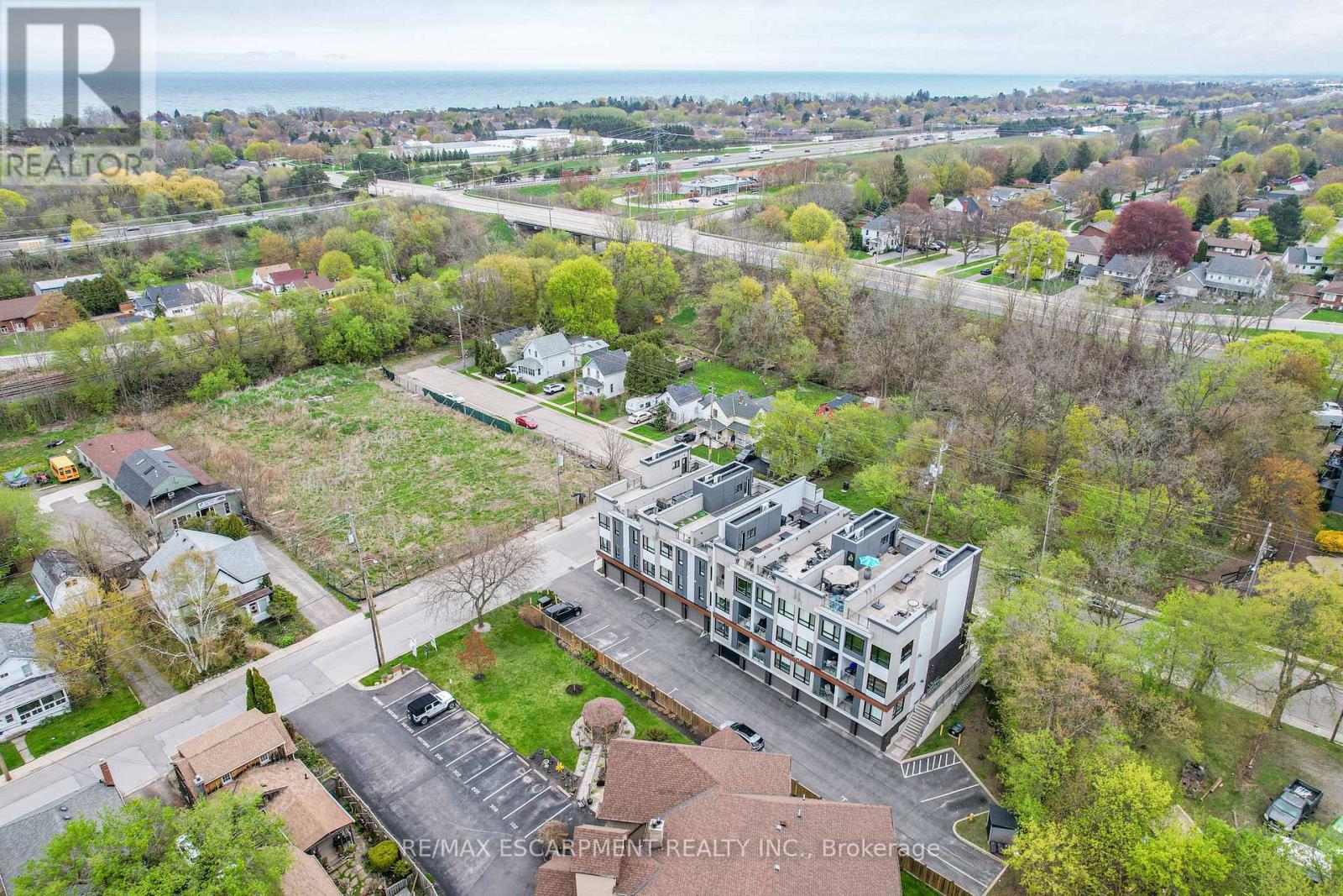 Photo 19 of 4 39 Robinson Street N, Grimsby ON