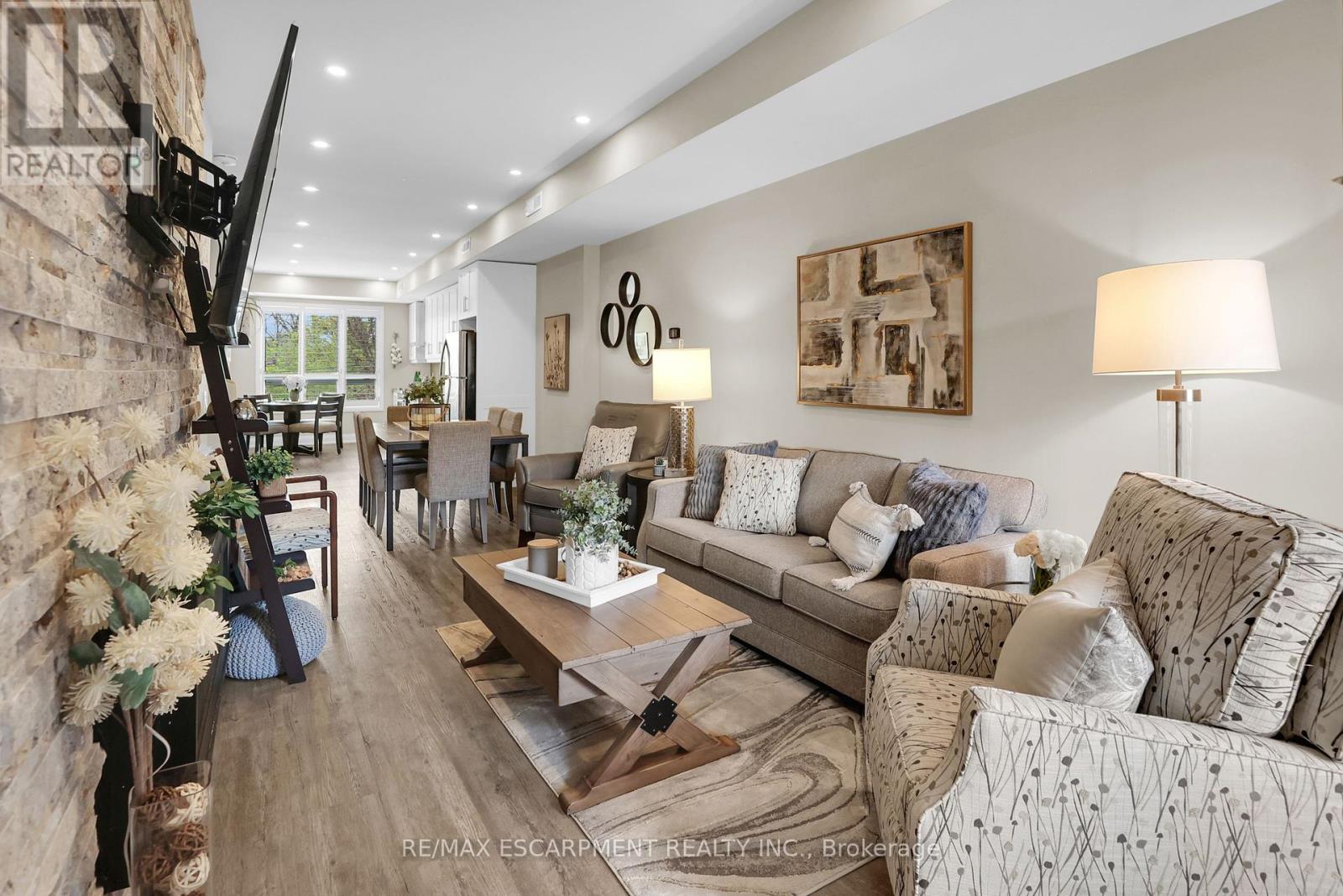 Photo 9 of 4 39 Robinson Street N, Grimsby ON