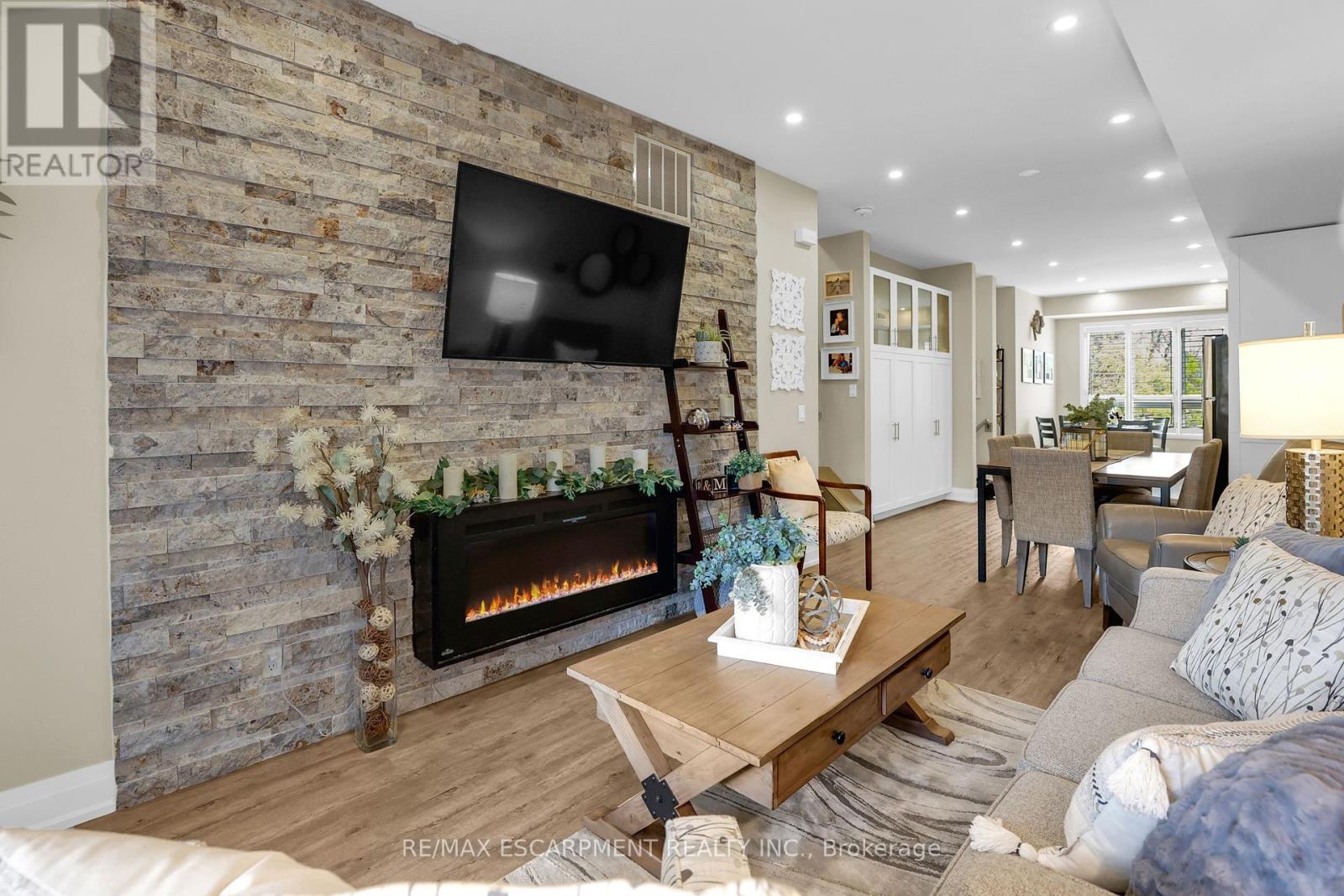 Photo 26 of 4 39 Robinson Street N, Grimsby ON
