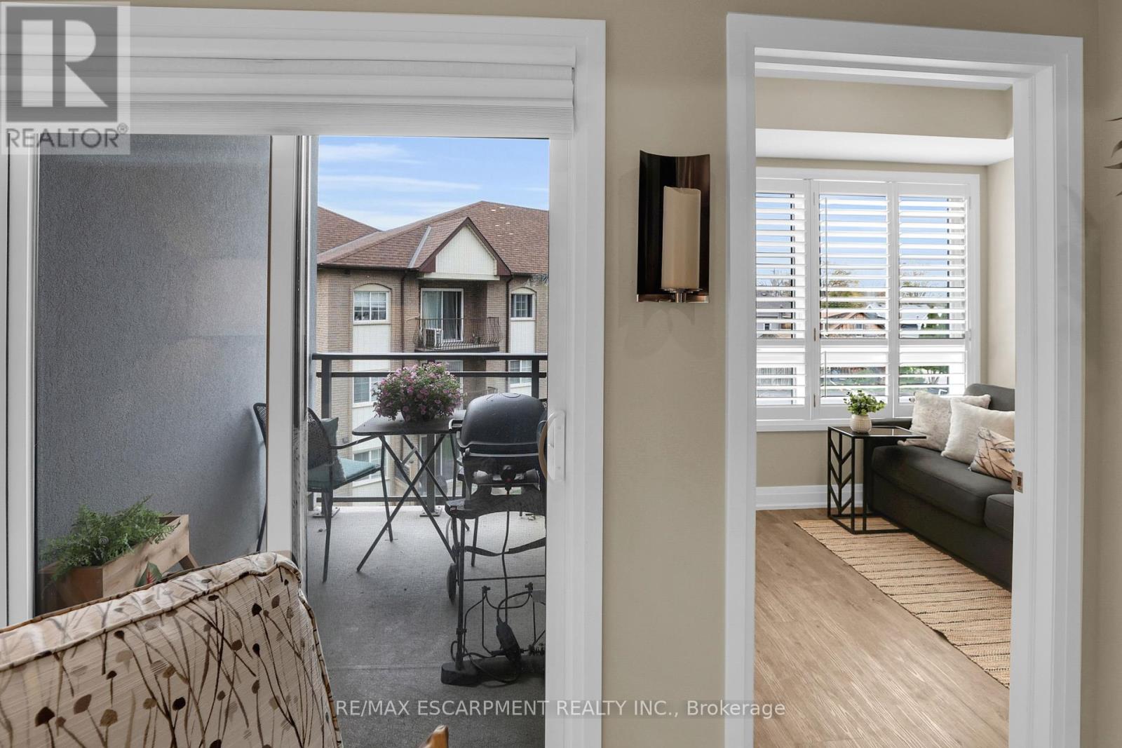 Photo 2 of 4 39 Robinson Street N, Grimsby ON